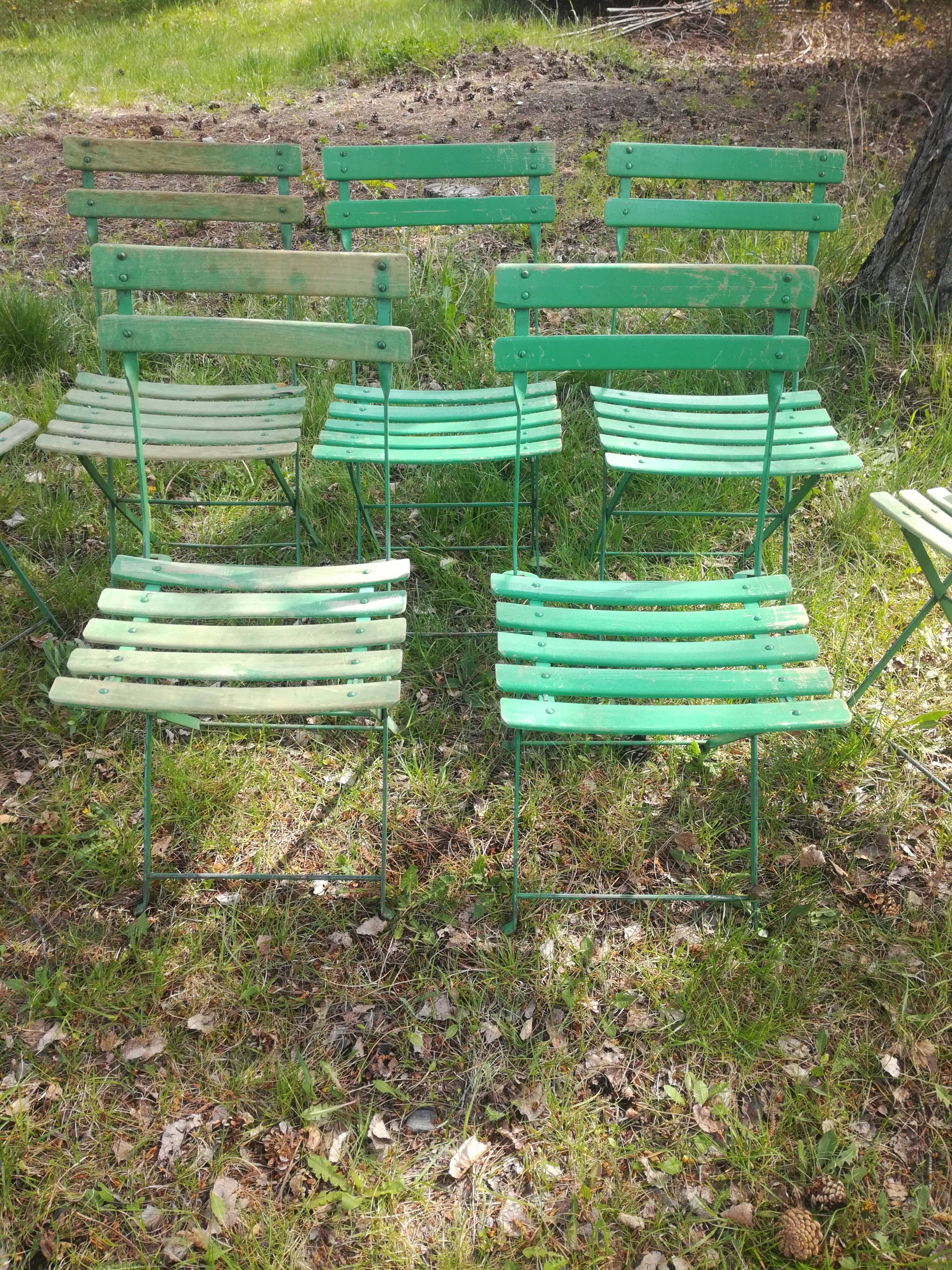 Sept chaises de jardin anciennes