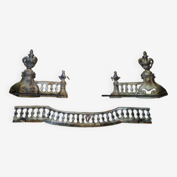 Chenets et barre de cheminée en bronze style Louis XVI