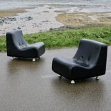 Paire de chauffeuses "space age". Simili-cuir noir. Circa 1970
