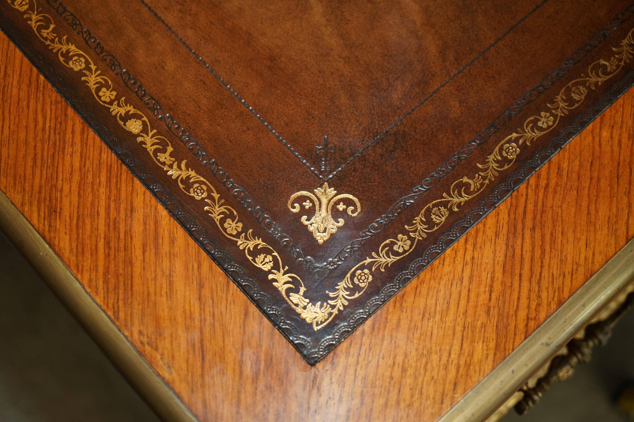 Bureau Plat Restauré Louis XVI Orné d'Ormolu Fin XIXe Siècle