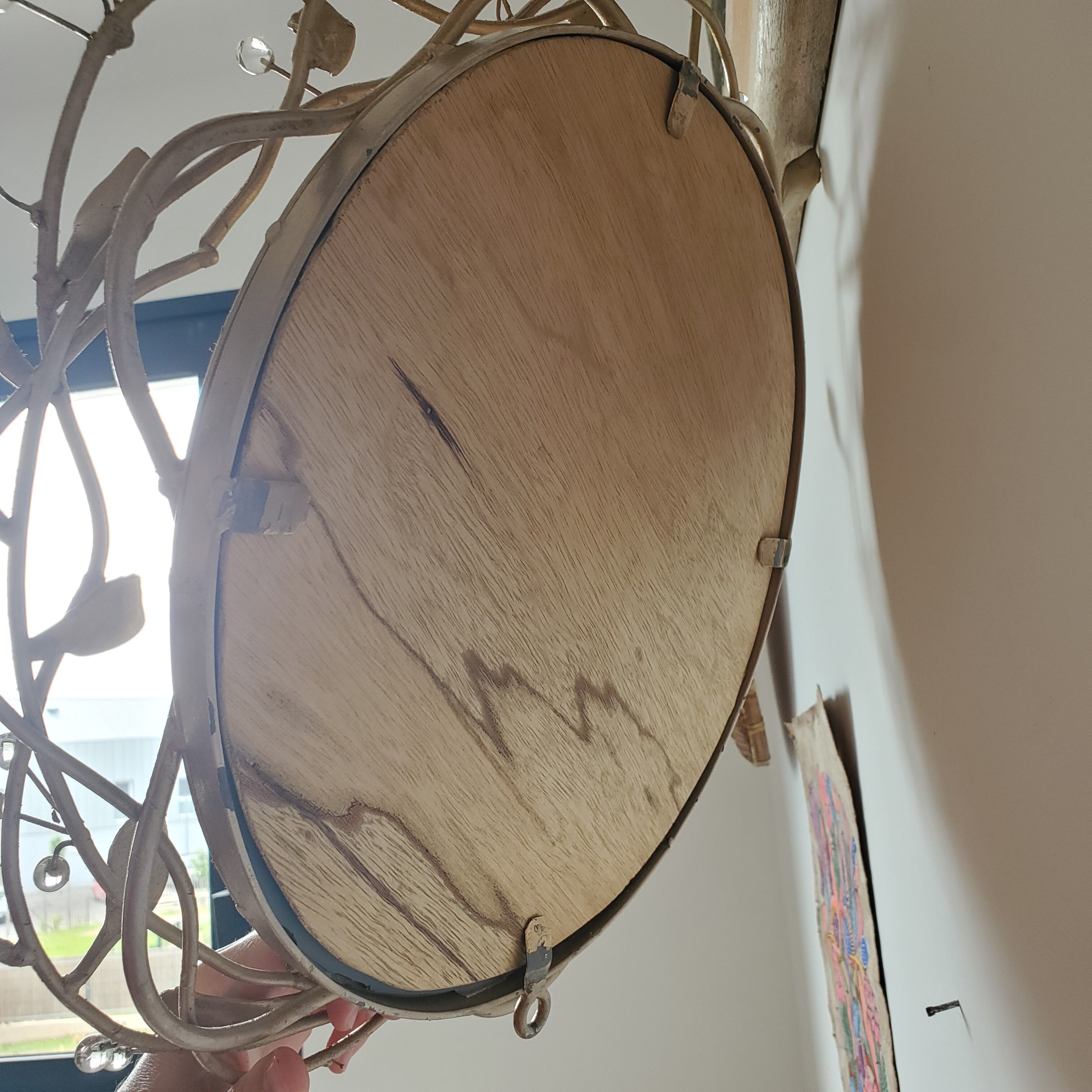 Round mirror in gilded wrought iron and leaves