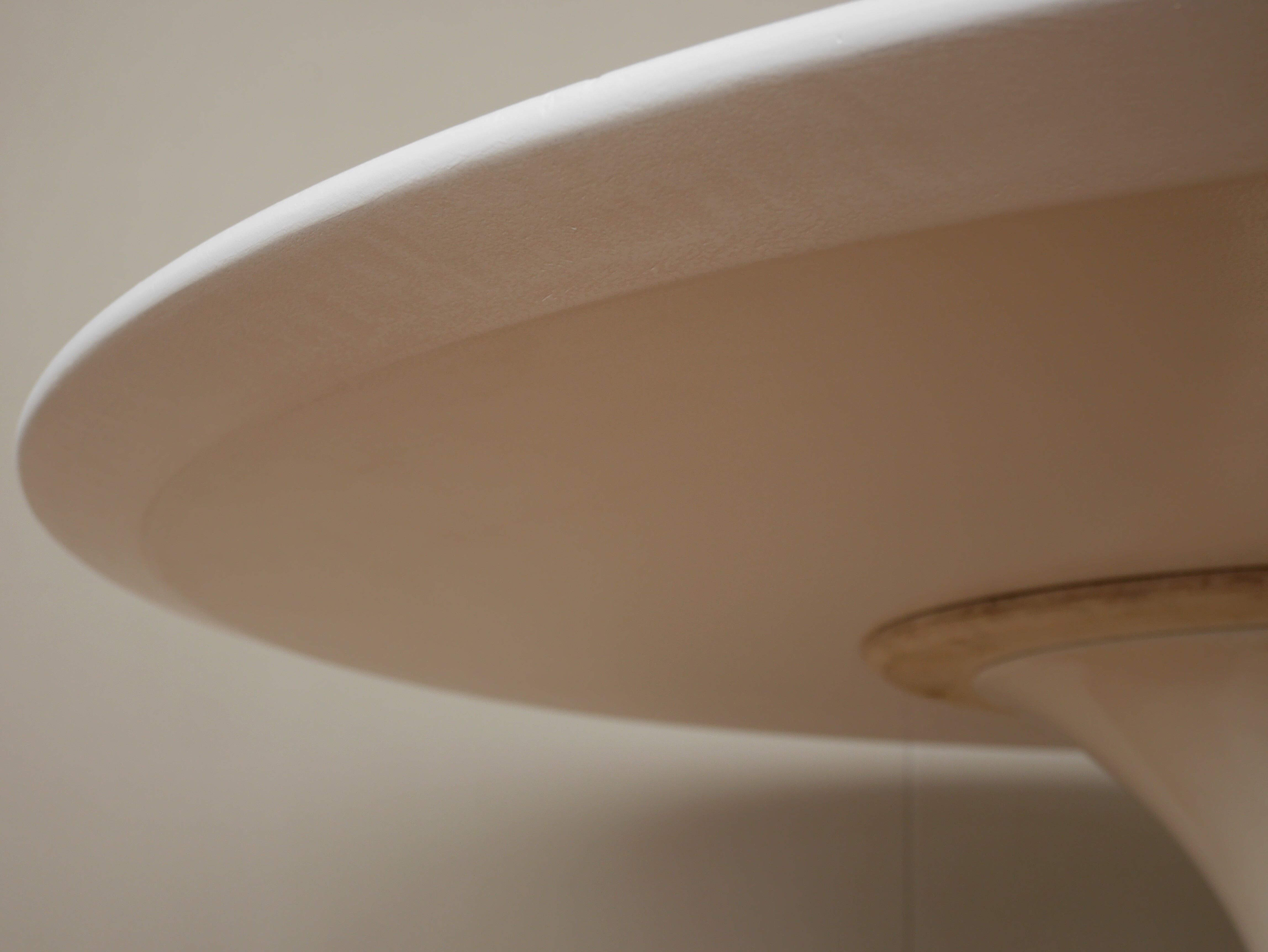 Tulip table by Eero Saarinen for  Knoll International