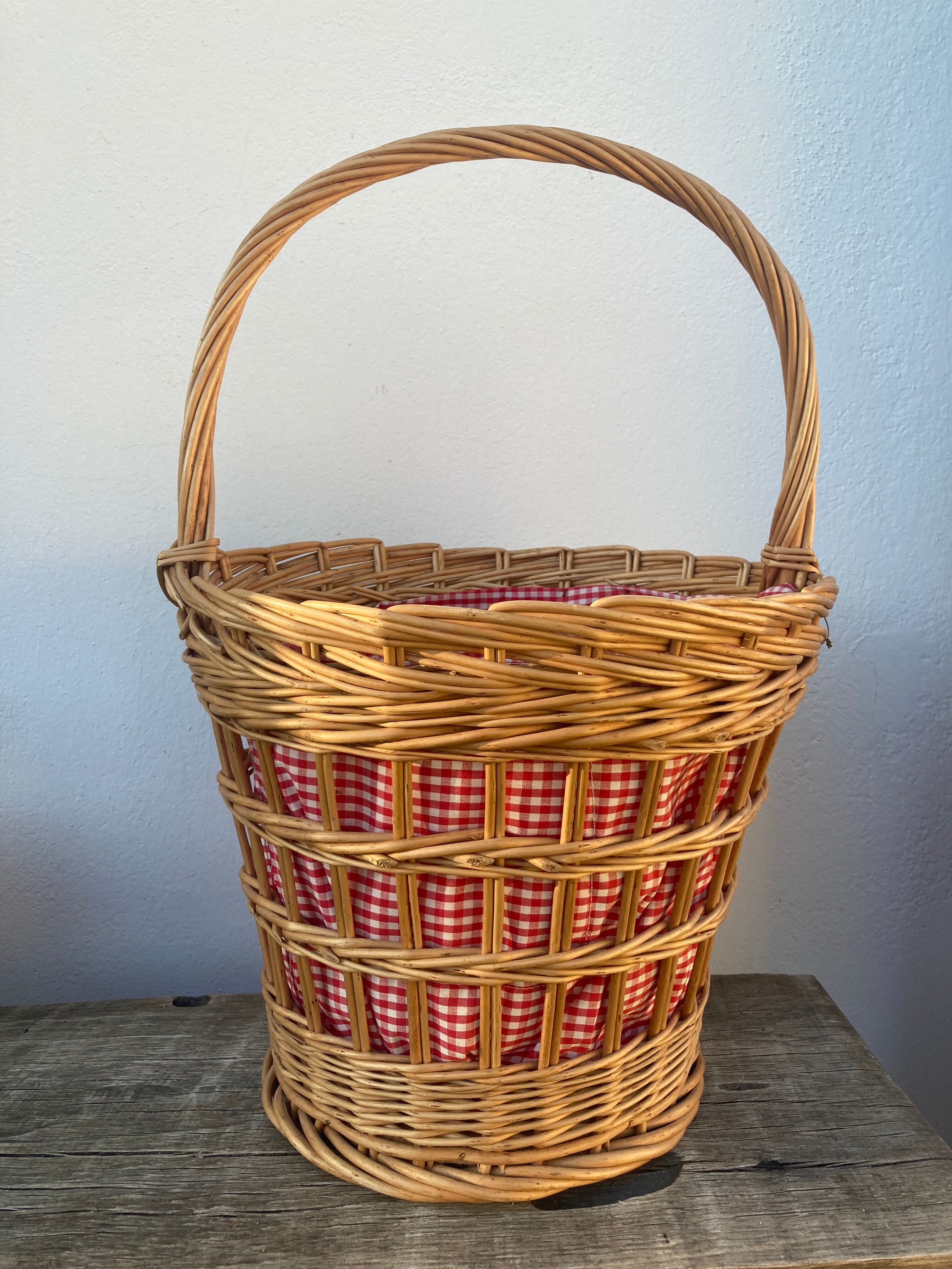 Basket in vintage woven wicker and red gingham