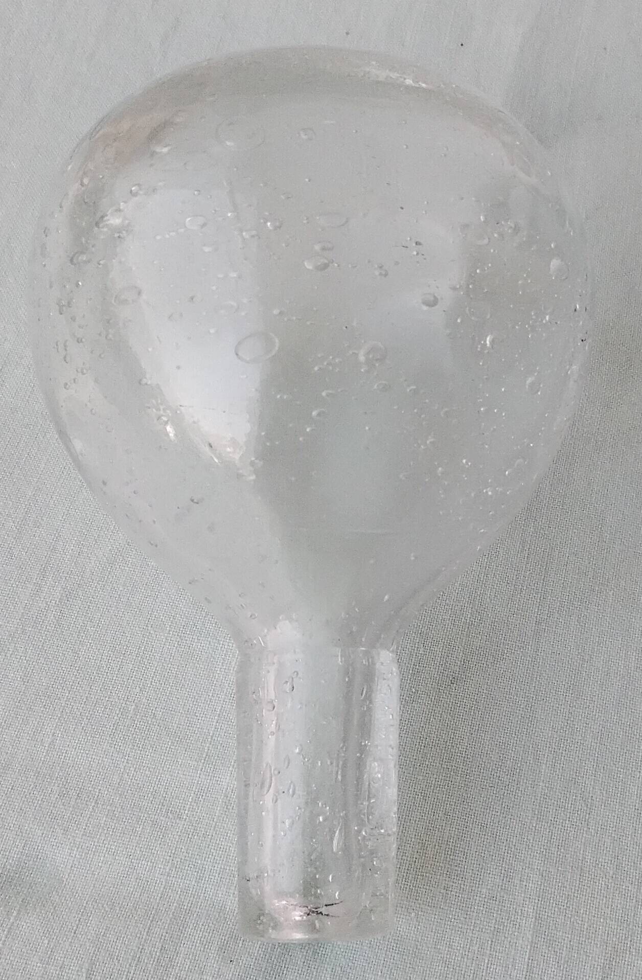 Carafe en verre bullé