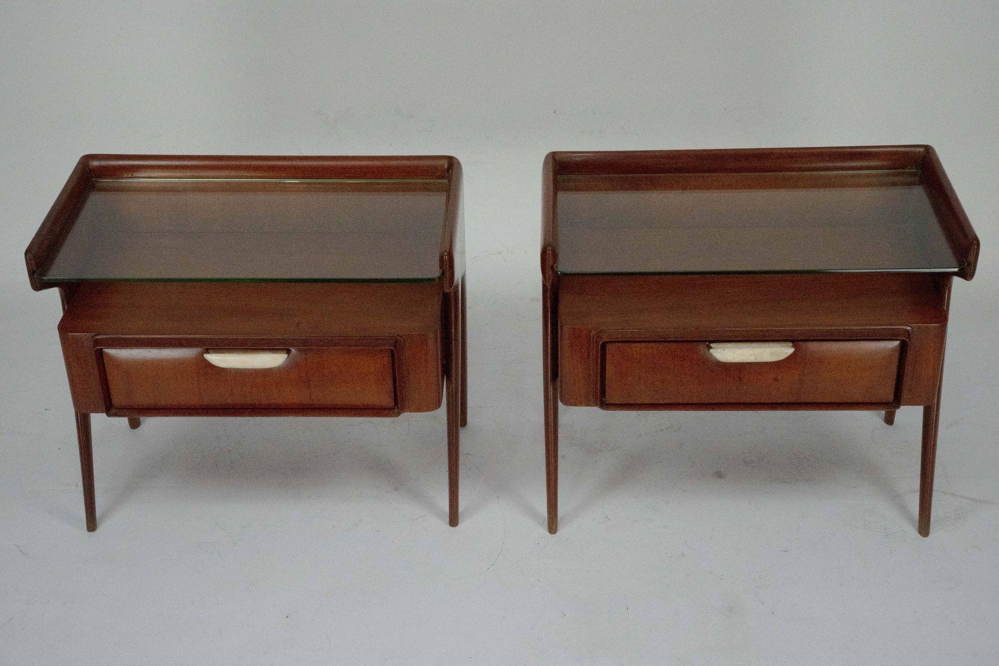 Paire de tables de chevet italiennes Mid-Century Modern, années 1950.