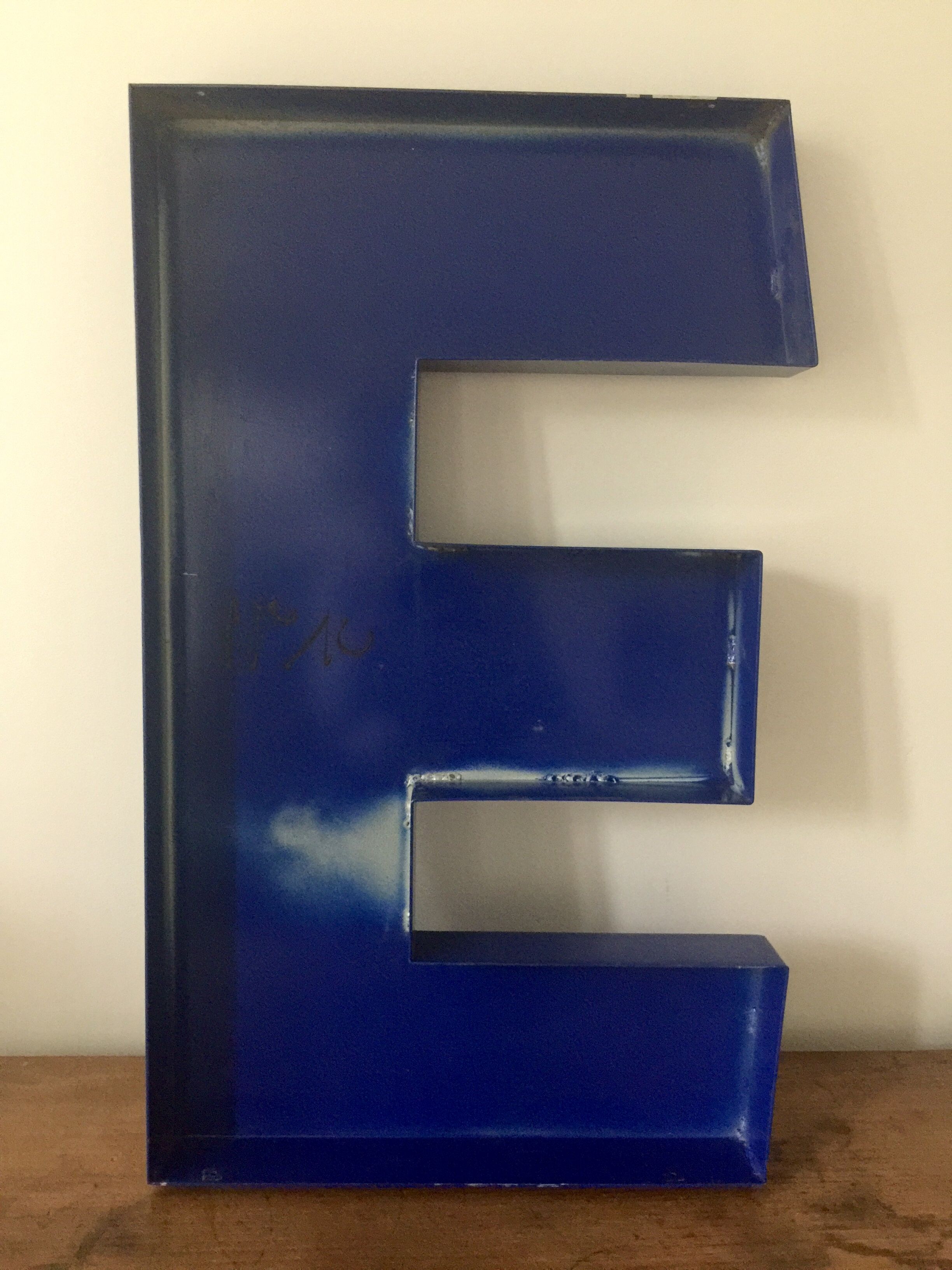 Letter of sign E