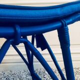 Tabouret en rotin vintage monochrome bleu
