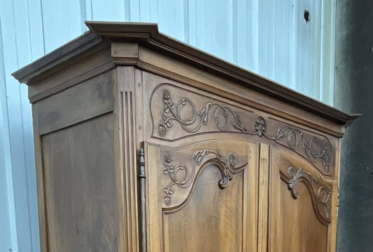 Armoire Louis XV En Noyer Massif, Fin XIXᵉ Siècle