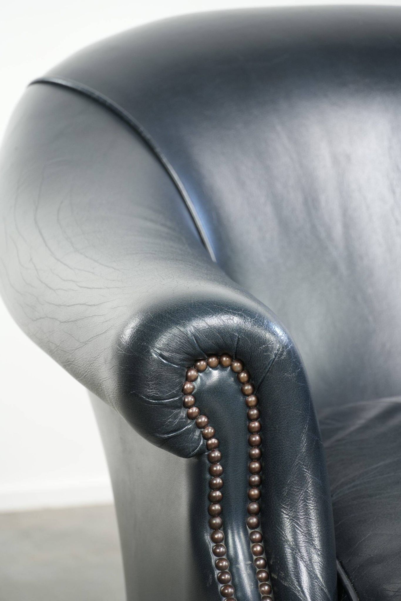 Set of dark blue cow leather club armchairs with a unique design