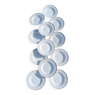 Douze assiettes porcelaine blanche