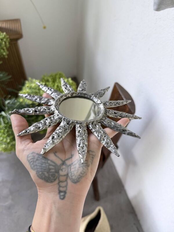 Petit miroir rond soleil métal martelé brutaliste 1950