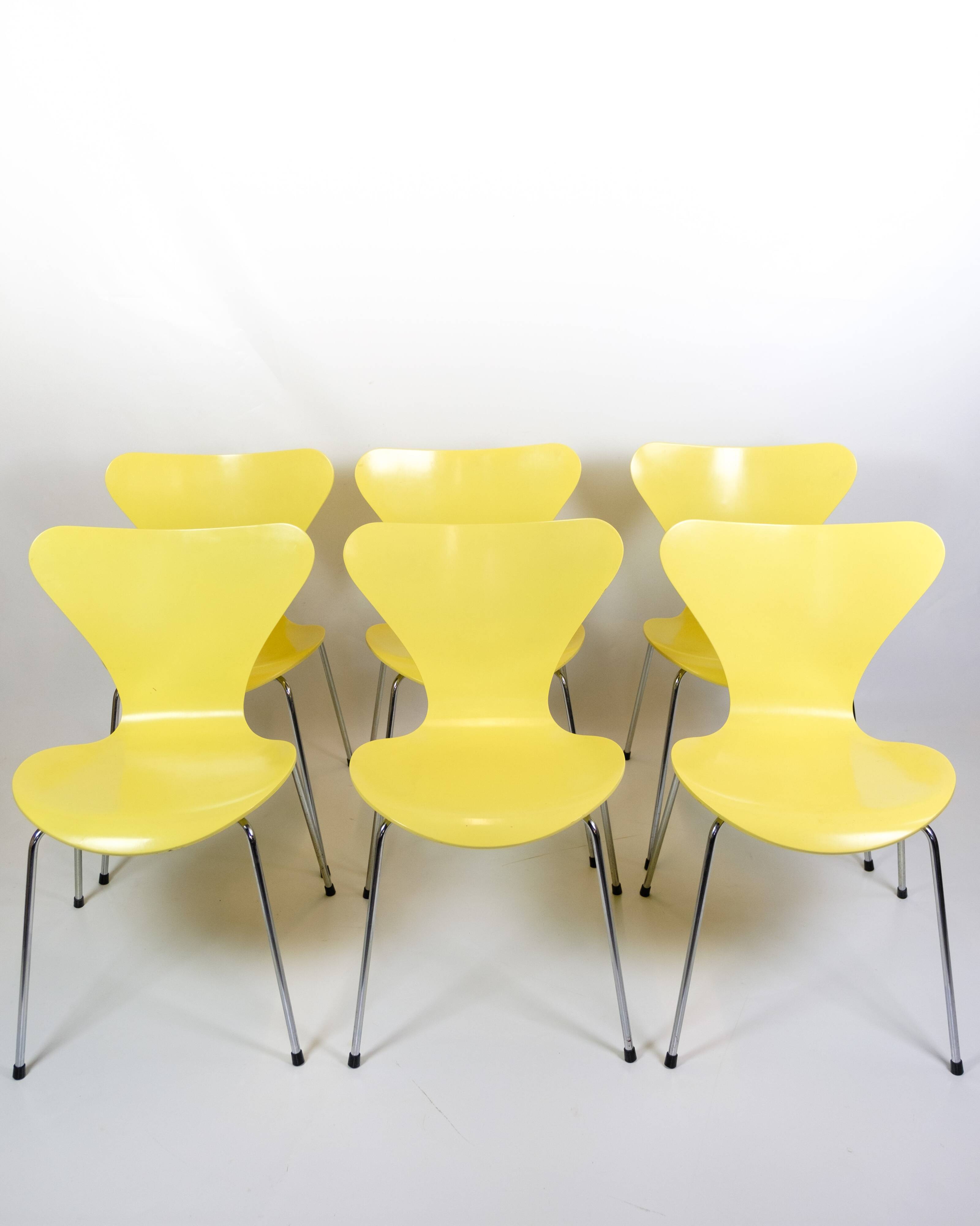 Set Of 6 Seven Chairs Model 3107 Lacquered In Yellow By Arne Jacobsen For Fritz Hansen From 1990s