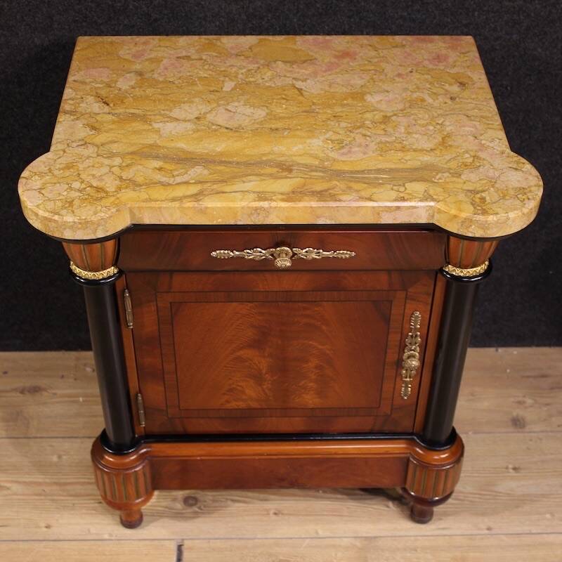 Paire de tables de chevet italiennes du 20e siècle avec plateau en marbre.