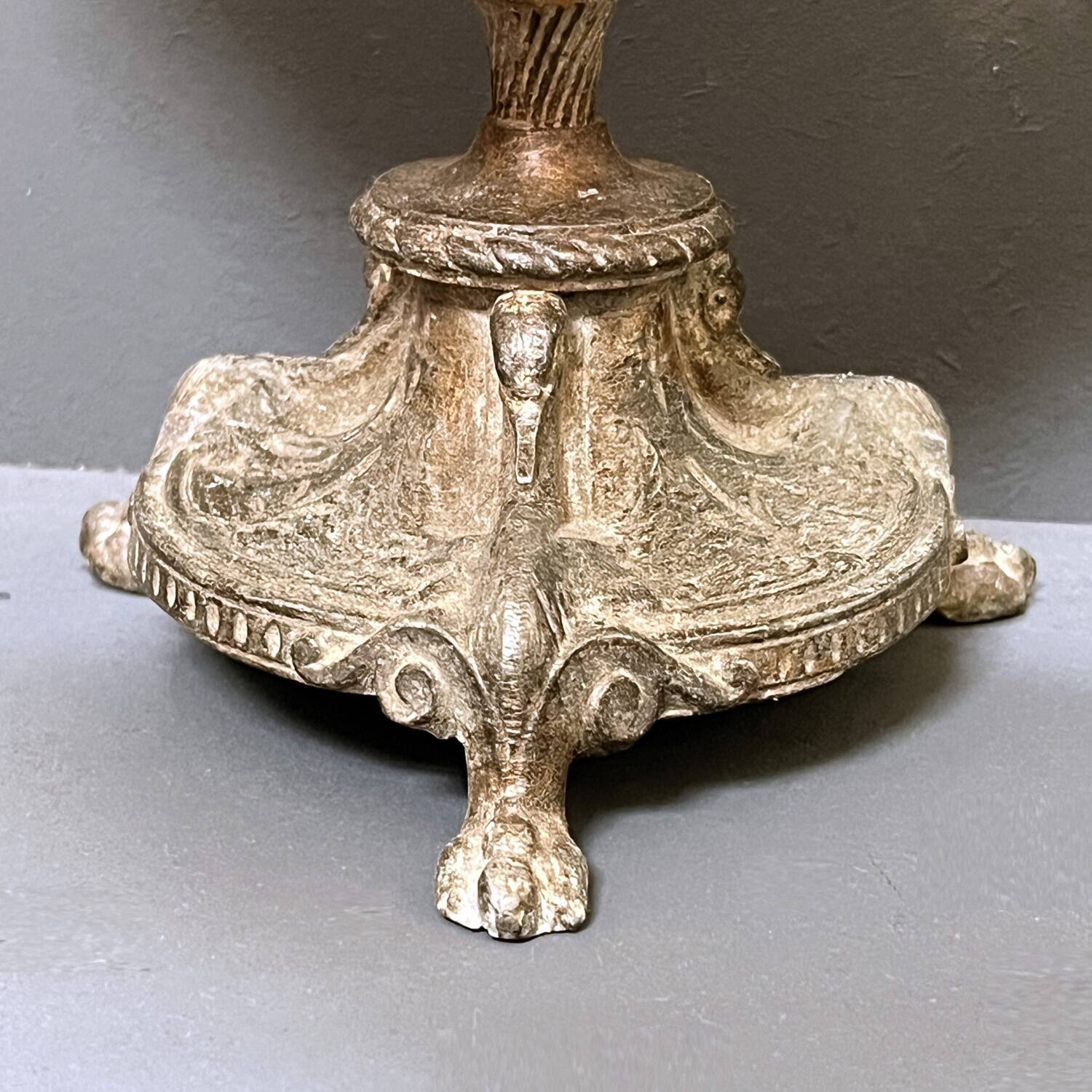 Shell-shaped catchall on a base