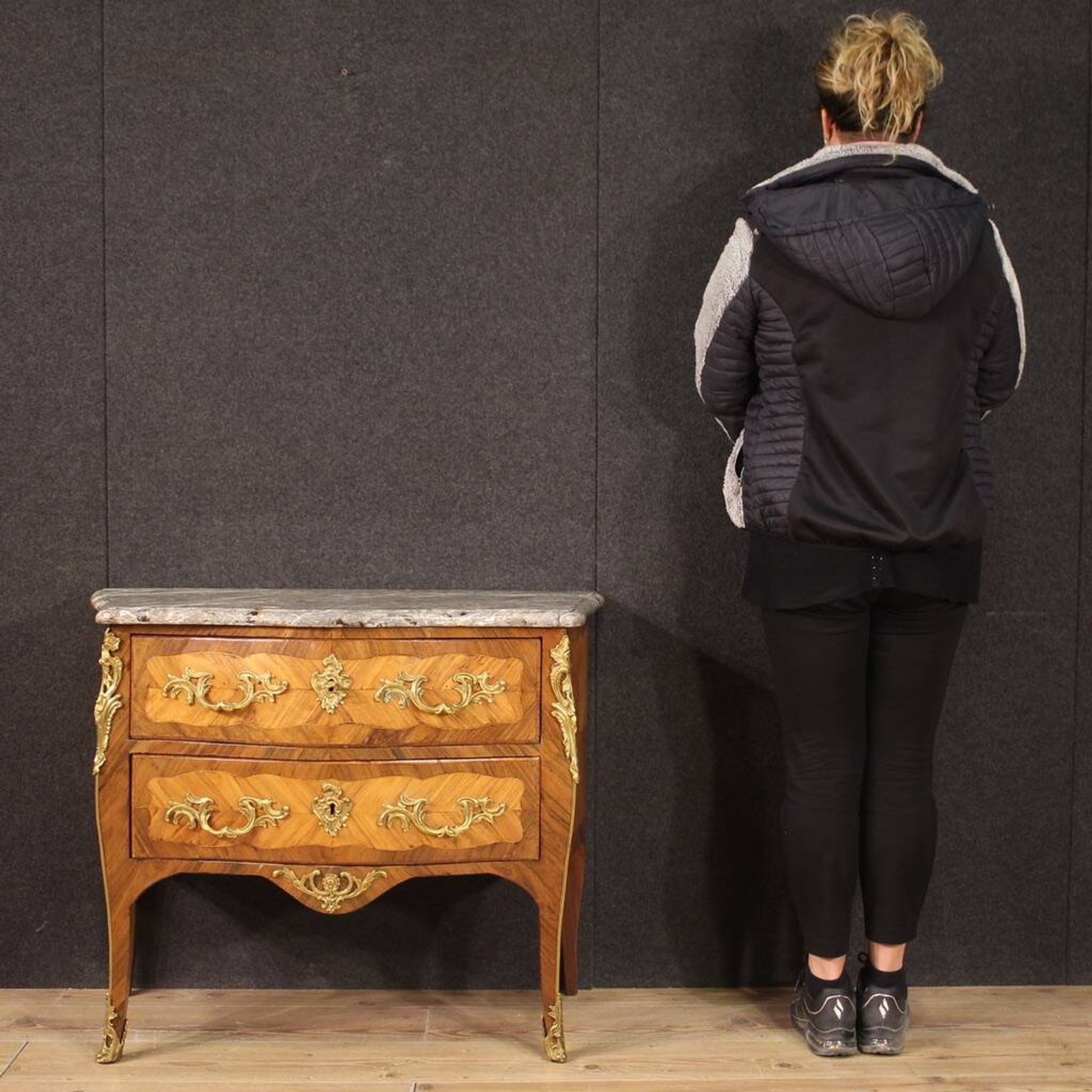 Elegant Louis XV chest of drawers from the 18th century