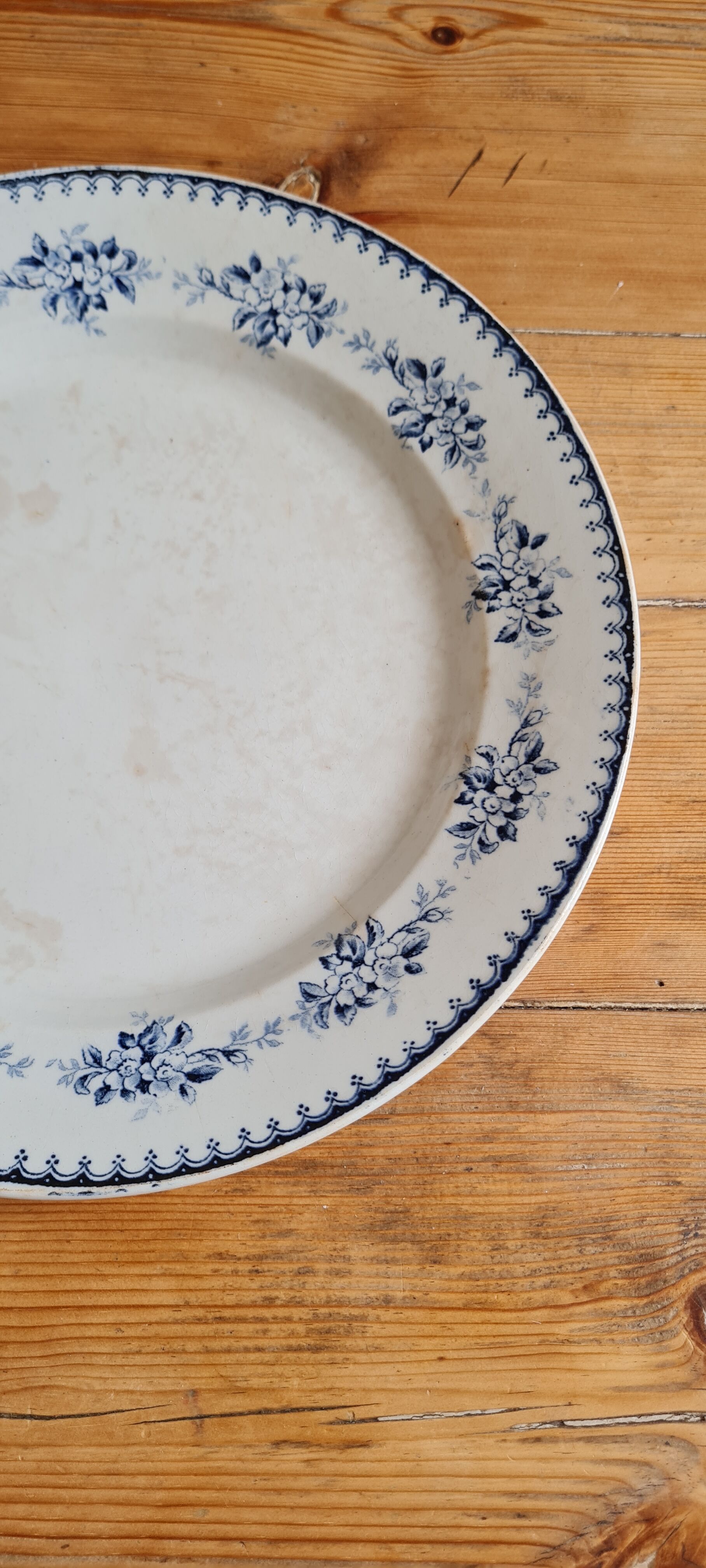 Serving dish in iron earth