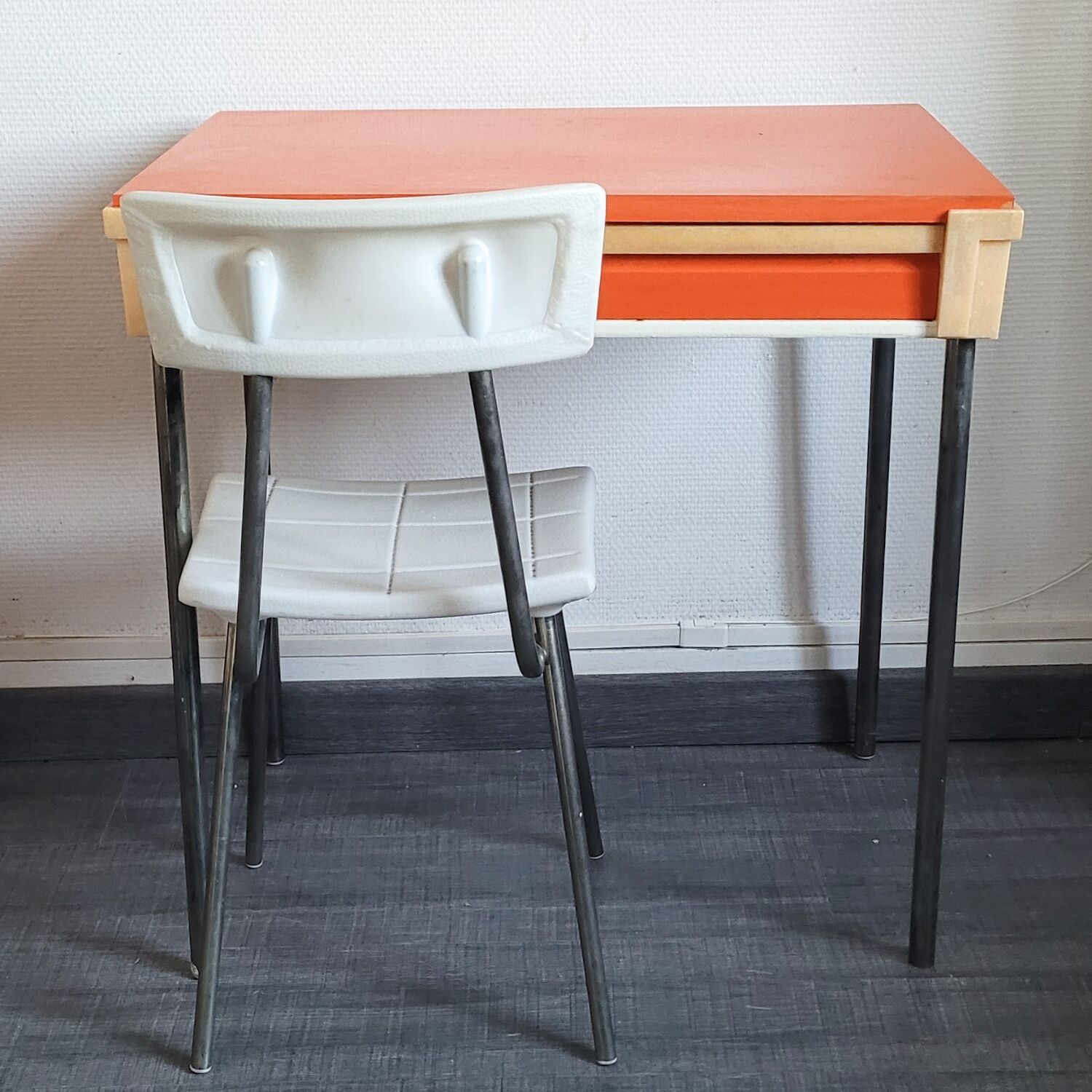 Bureau enfant orange avec chaise 70s