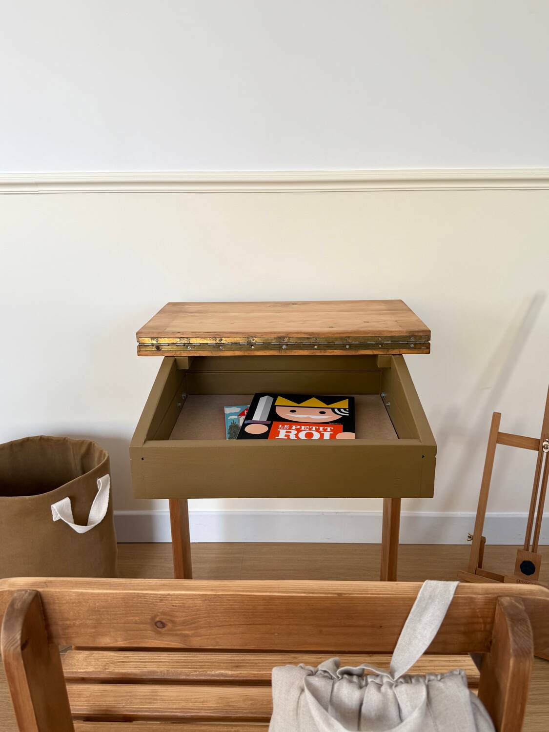 Bureau d’écolier en bois, rénové