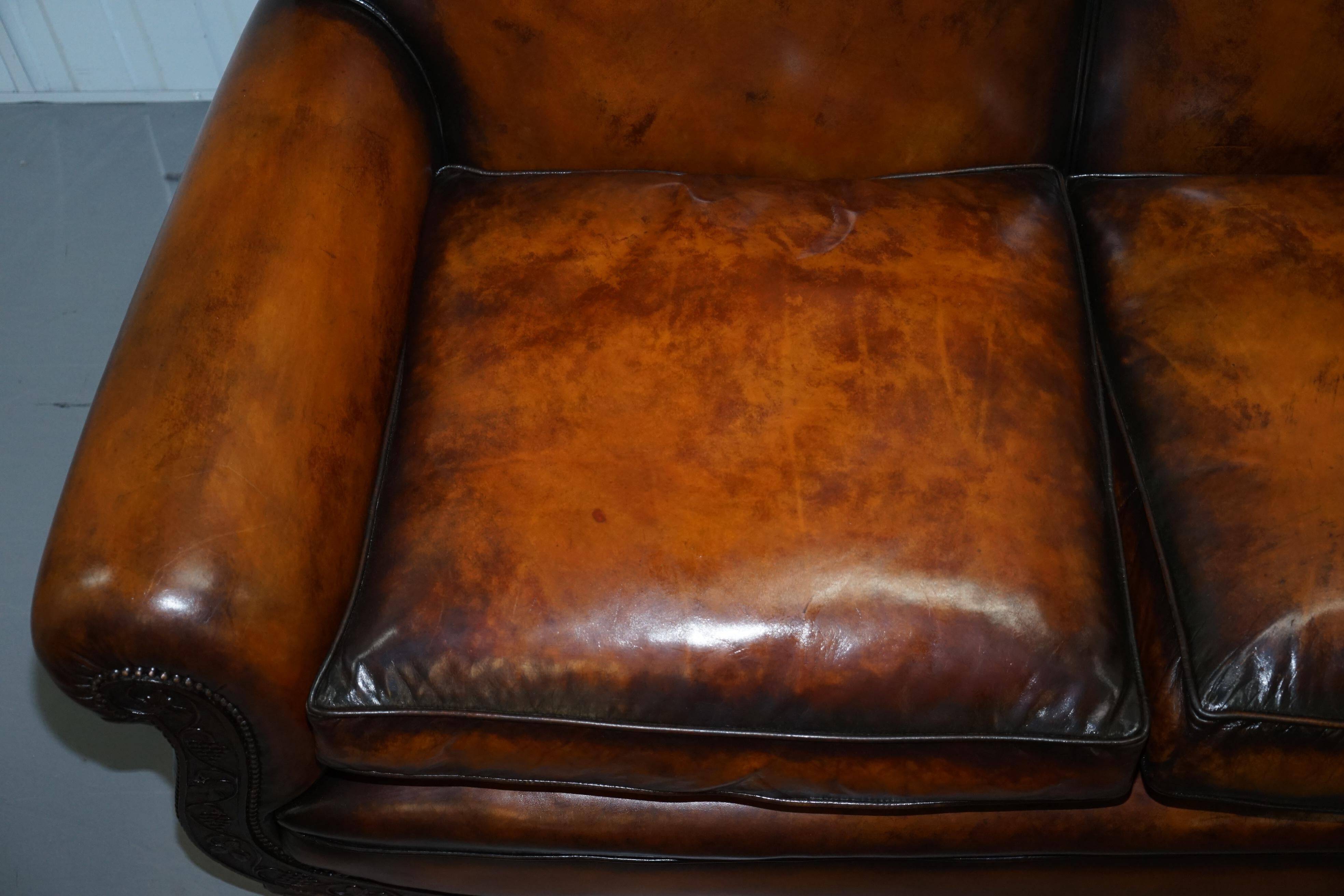 Two-seater canapé in aged leather, Victorian style.