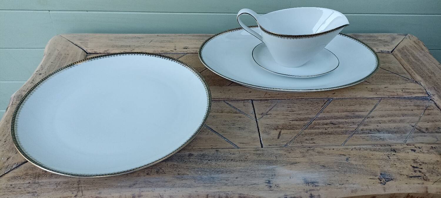 Sauce boat and 2 dishes