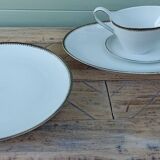 Sauce boat and 2 dishes