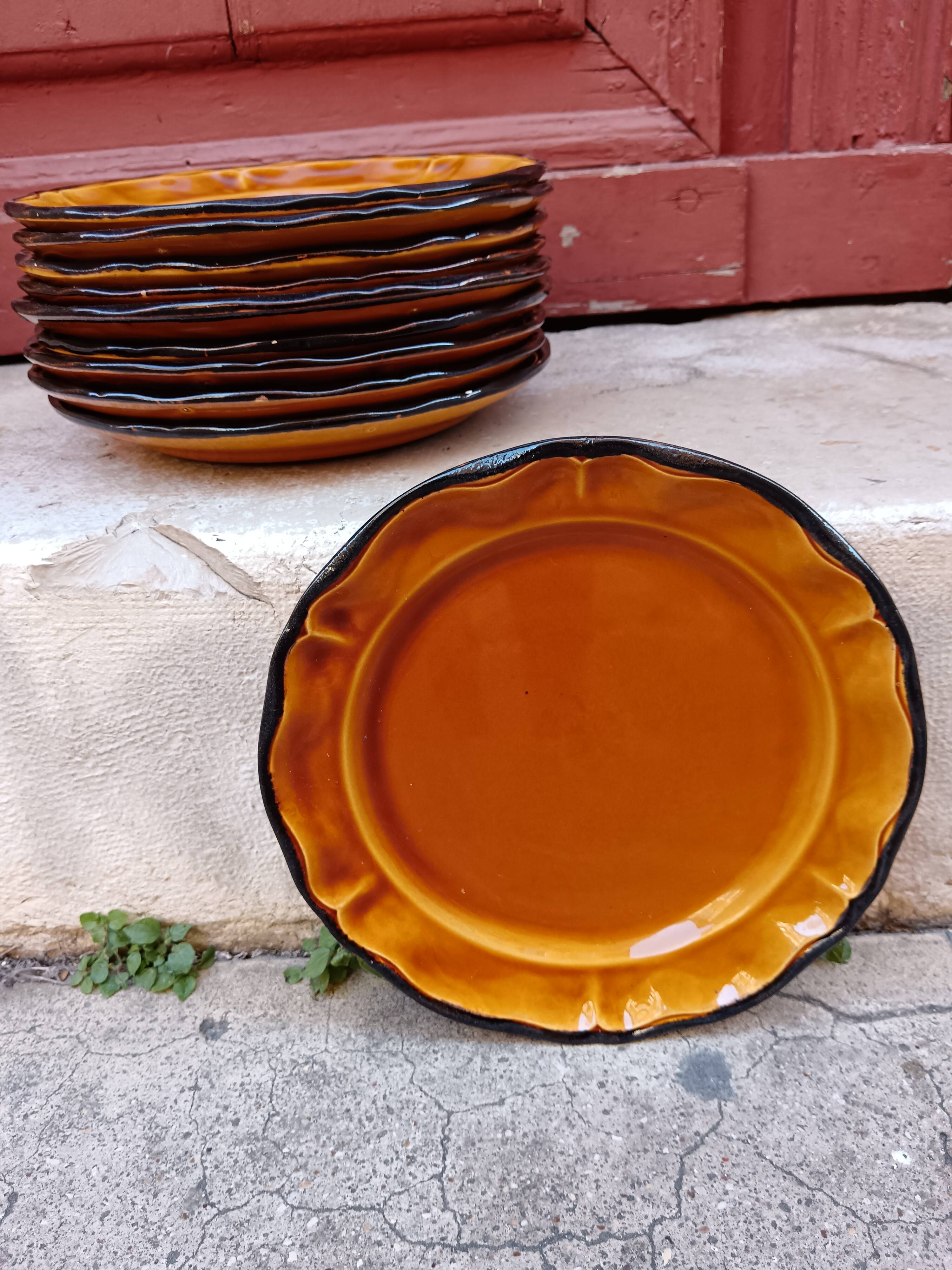 Set of 10 yellow Provençal plates.