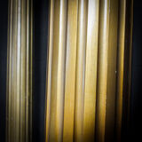 Colonnes colorées d’or classique de cru