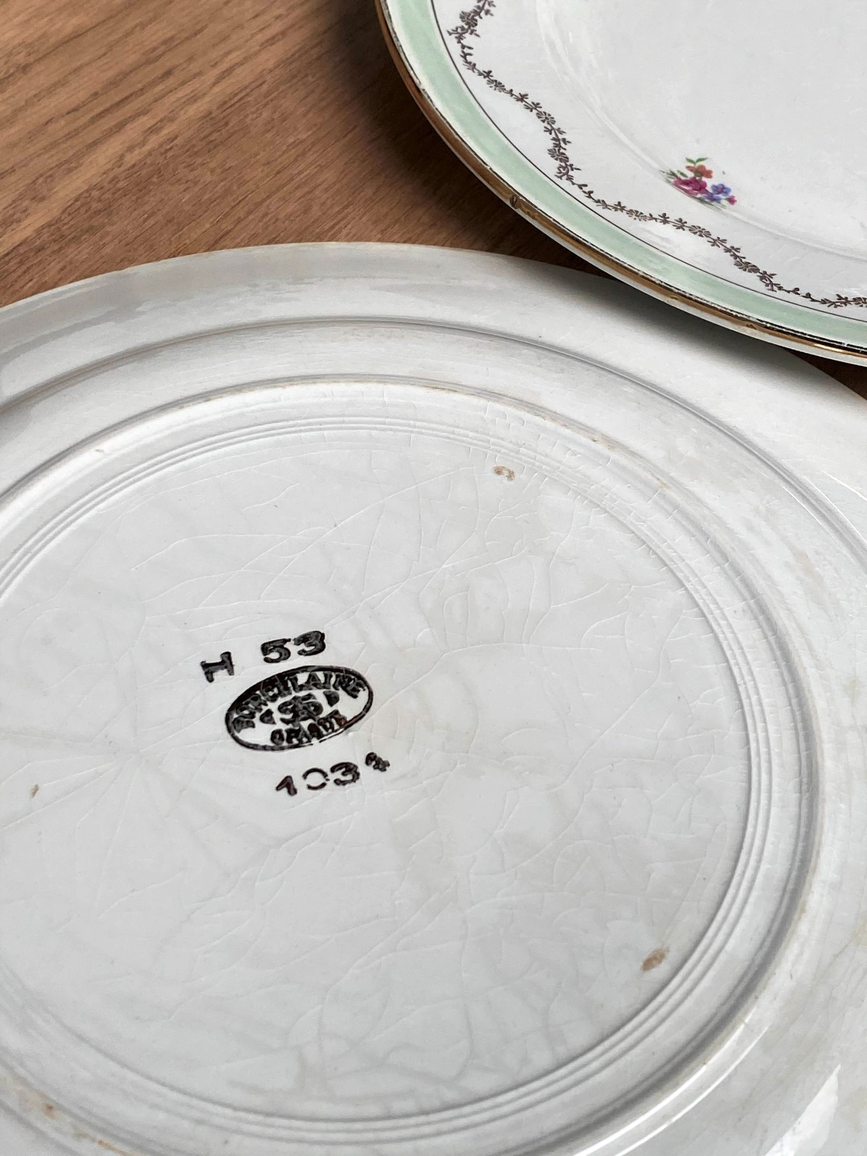 Set of 2 mismatched serving dishes