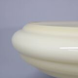 Paire d'appliques murales Art Déco tchécoslovaques des années 1940 en laiton avec abat-jour en verre opalin