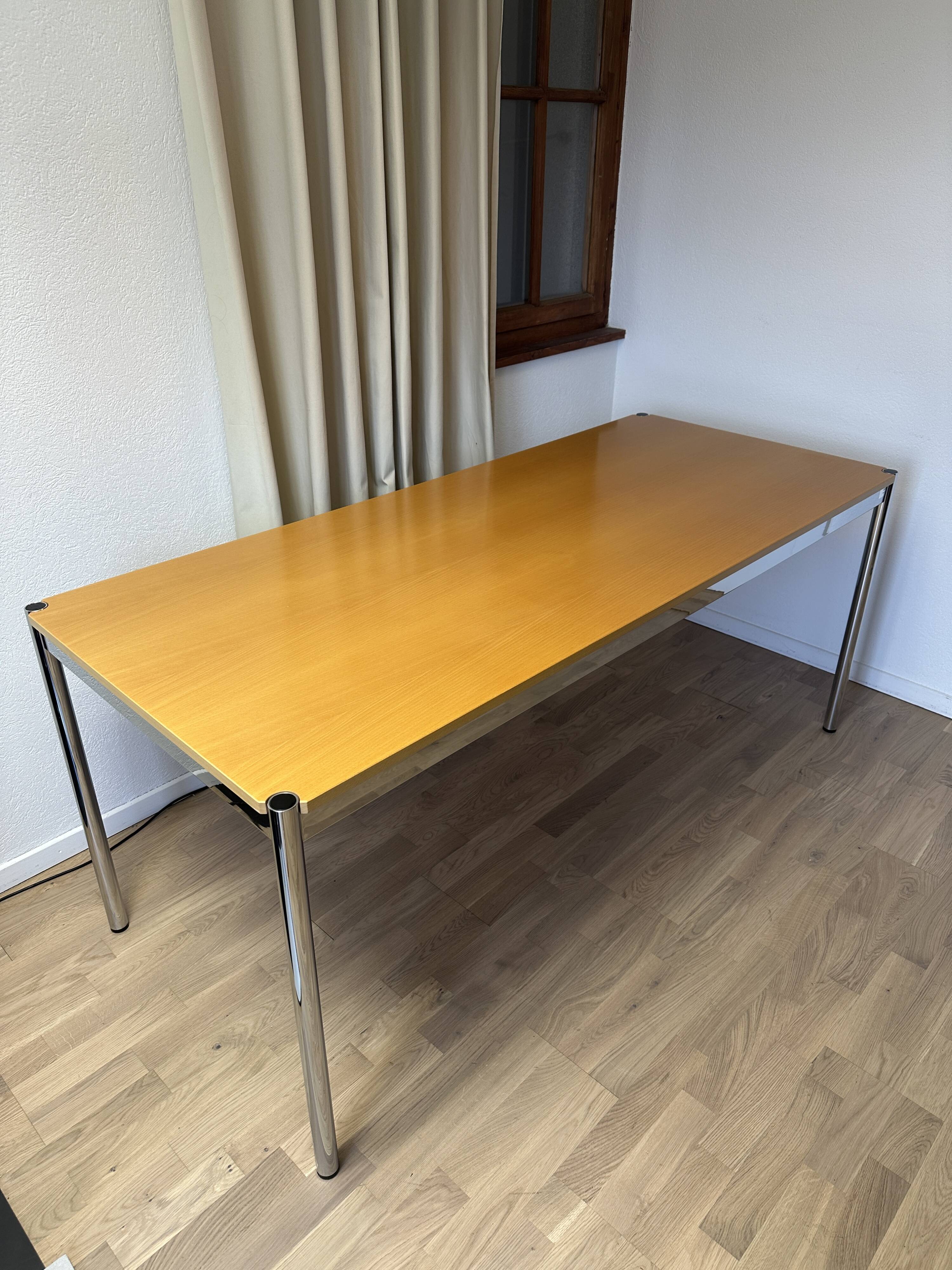 Bureau USM Haller en hêtre plaqué naturel vernis