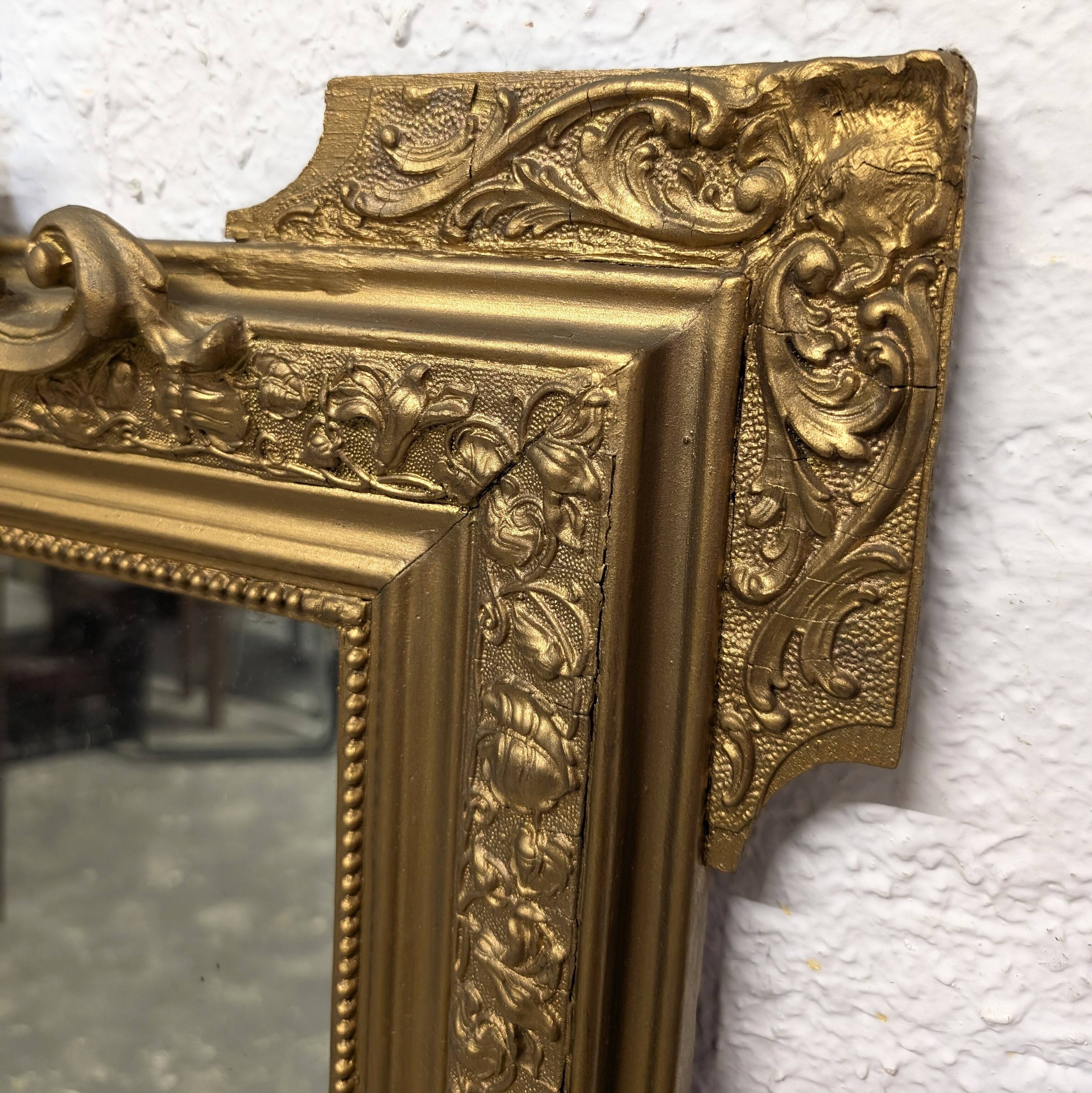 Golden mirror from the late 19th century.