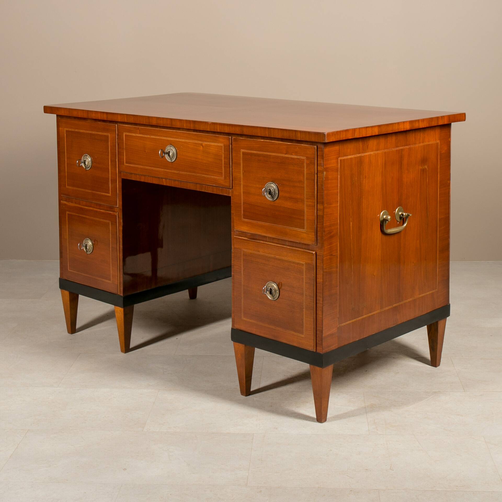 Bureau Biedermeier en placage de noyer, Allemagne, vers 1830
