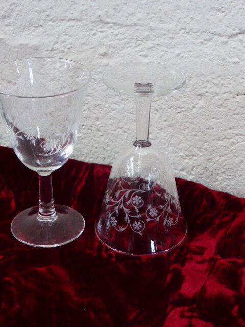 16 drinks wine, Tulip, glass shape transparent reasons silkscreens blueberries vintage 1950