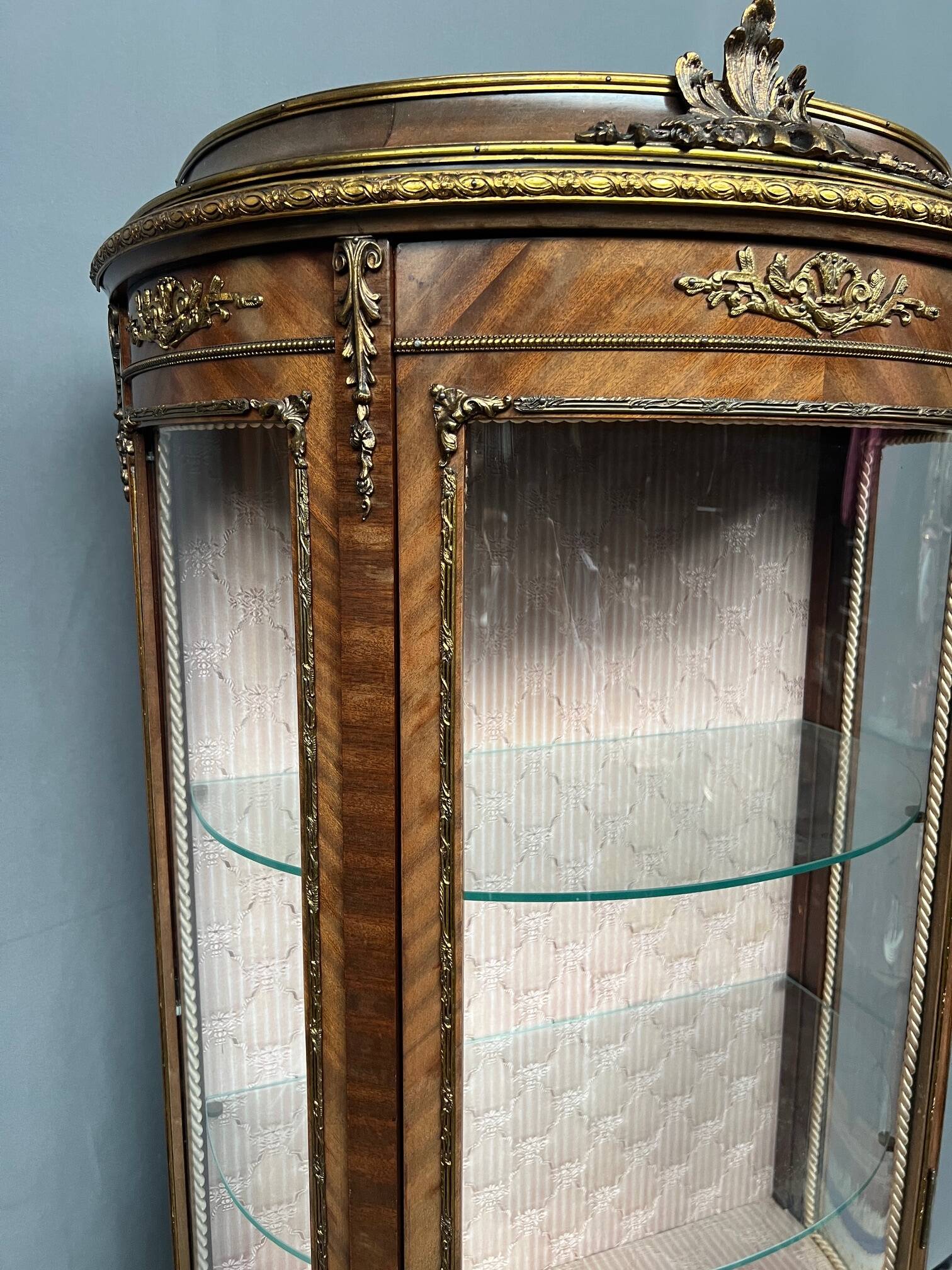 Vitrine de style Martin. Peinte à la main, placage en palissandre, décoration en bronze.