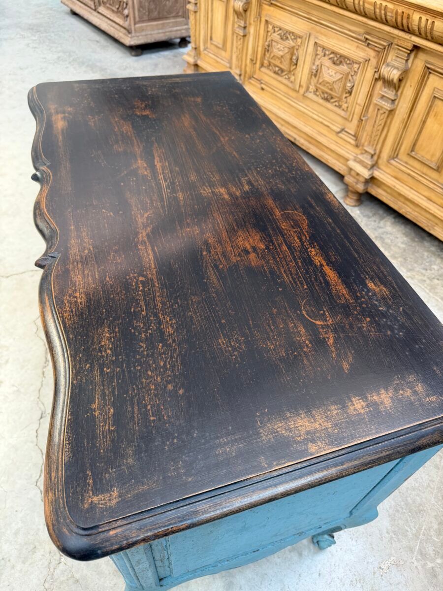 Commode de style Louis XV en noyer