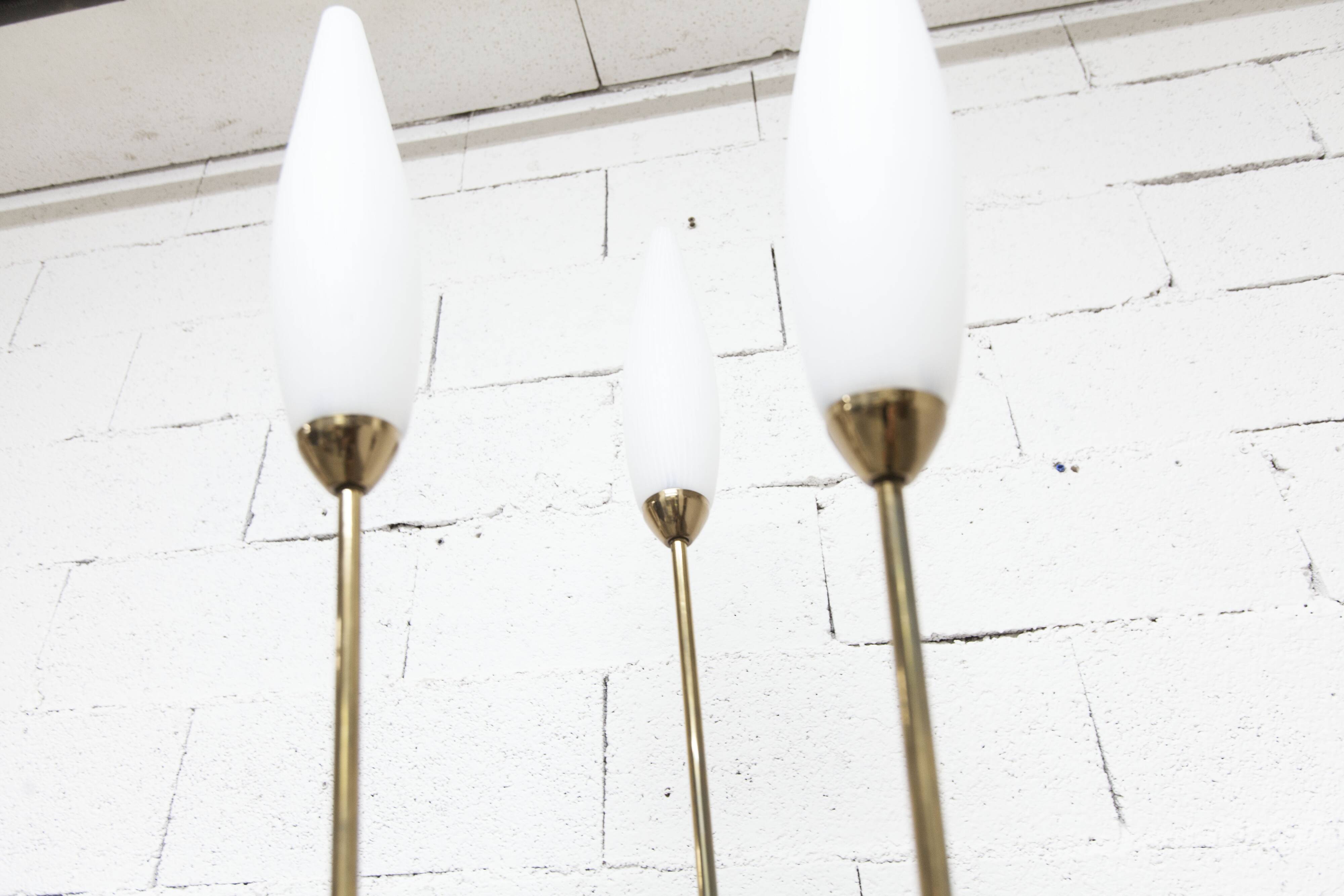 Lampadaire à 3 branches de 1960 laiton doré, fonte et opalines