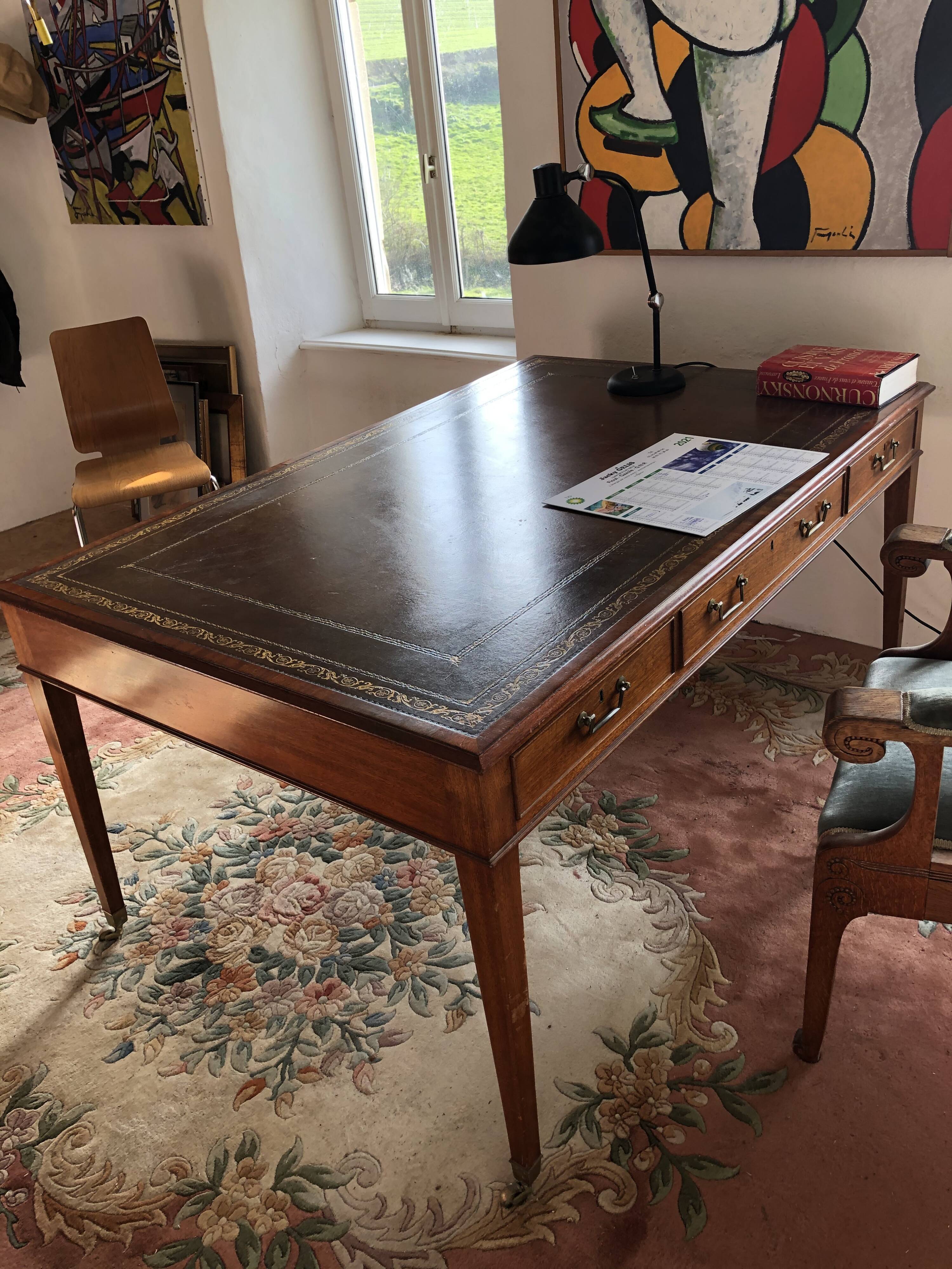 Double-sided desk