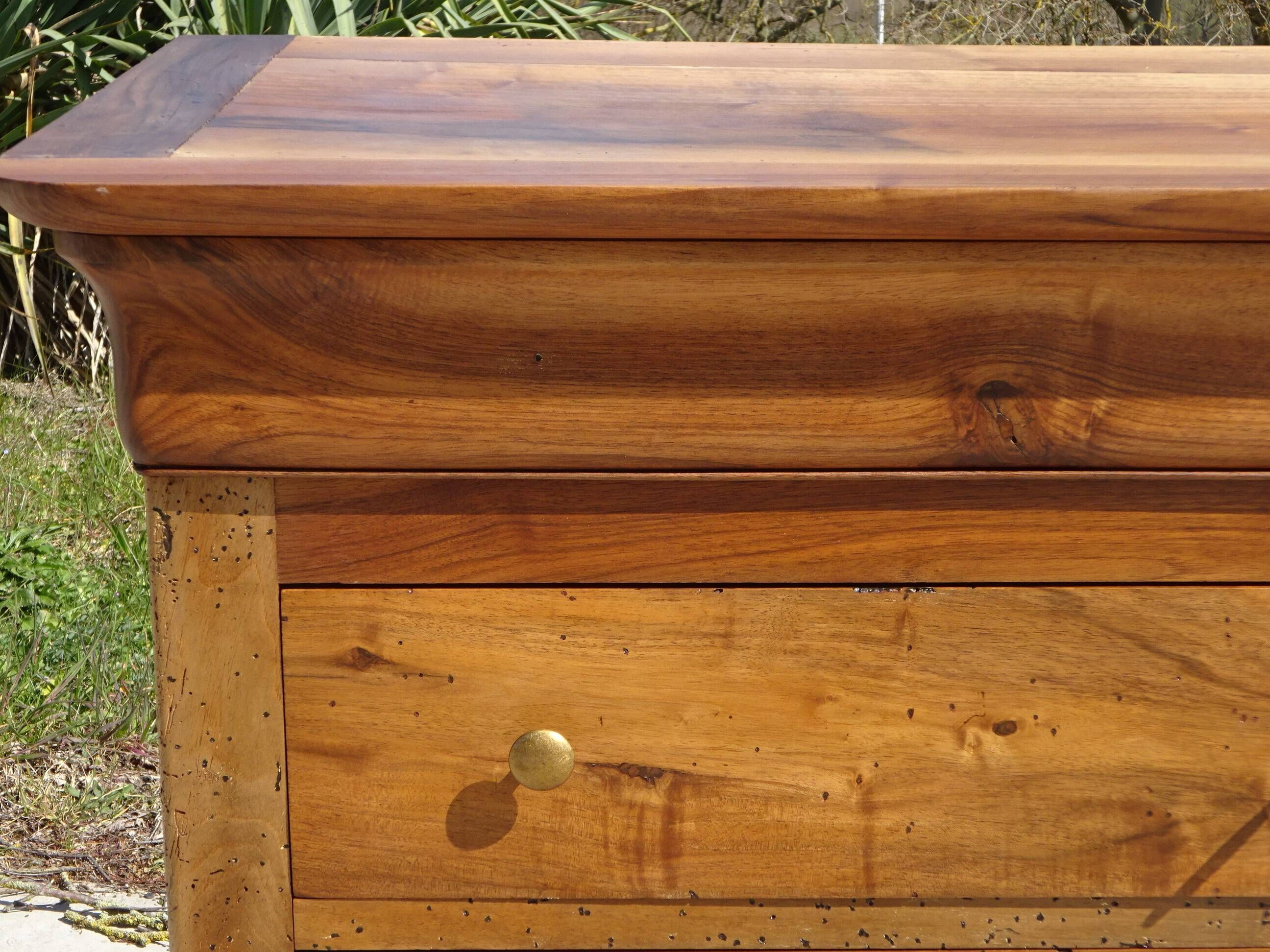 Antique Louis Philippe chest of drawers in solid walnut.