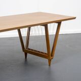 Table basse des années 50, noyer, pieds en V, restaurée