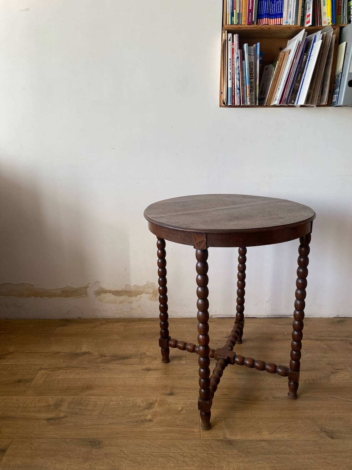 Side table with turned, beaded wooden legs