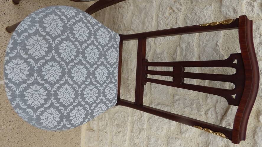 Paire de chaises de style classique en bois, laiton et tissu