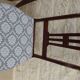 Paire de chaises de style classique en bois, laiton et tissu