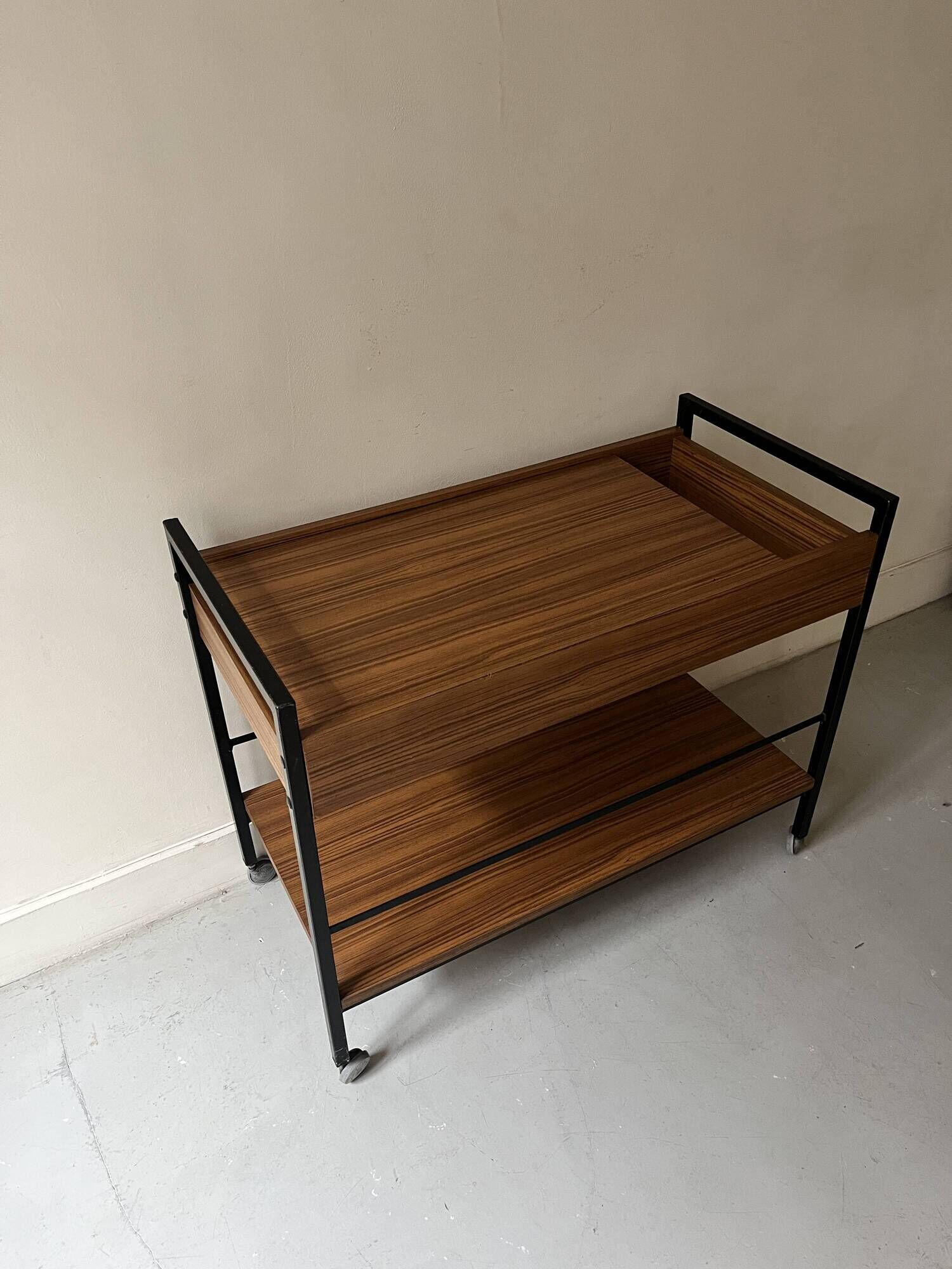 Rolling serving table in wood and black metal by Pierre Guariche for Meurop, design 1960