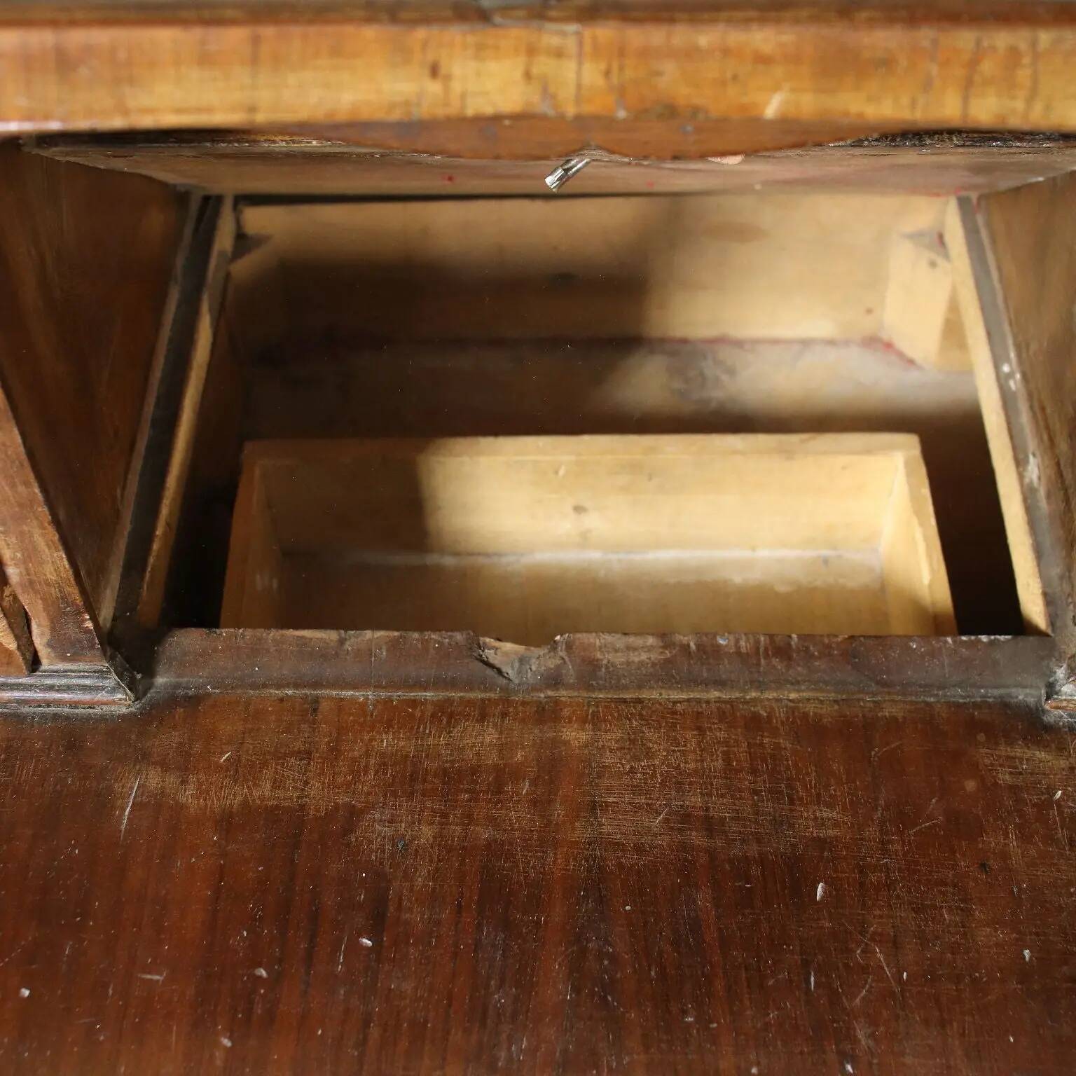 Trumeau barocchetto avec miroir en placage de ronce de noyer, Italie, XVIIIe siècle