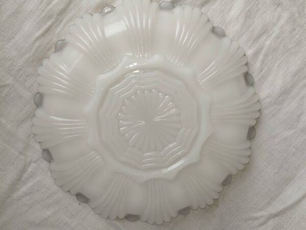 Plat à œufs ancien – Opaline blanche – Bord doré – Fin XIXe / début XXe