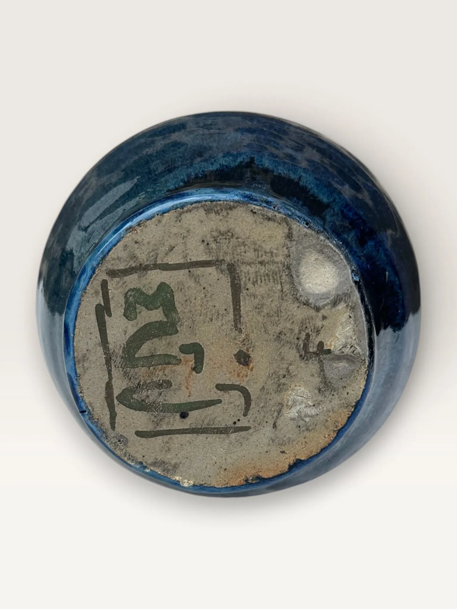 Vase artisanal en grès émaillé bleu, signé