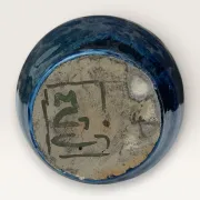 Vase artisanal en grès émaillé bleu, signé