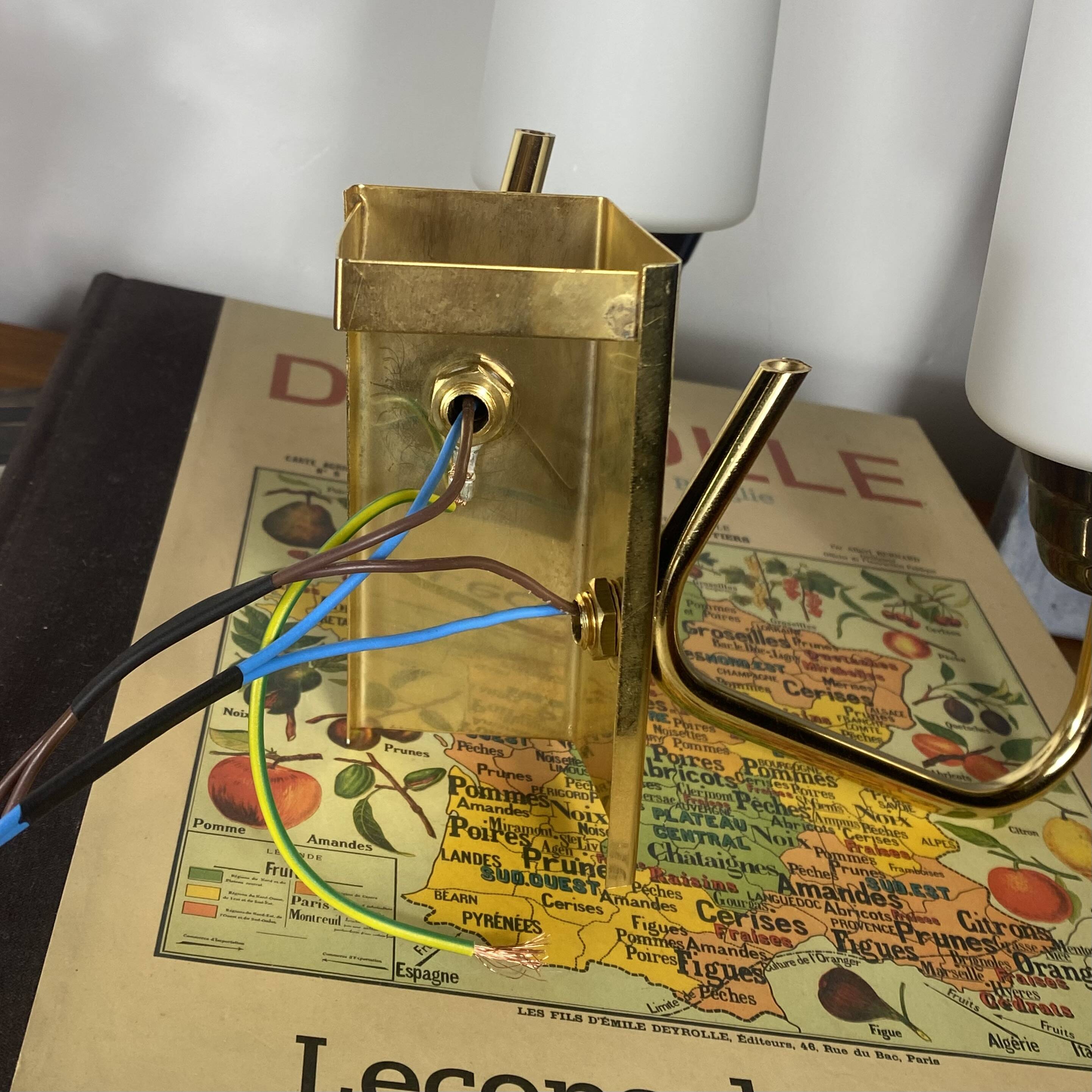 Double corner wall light 1950s 1960s in gilded metal with glass tulips.