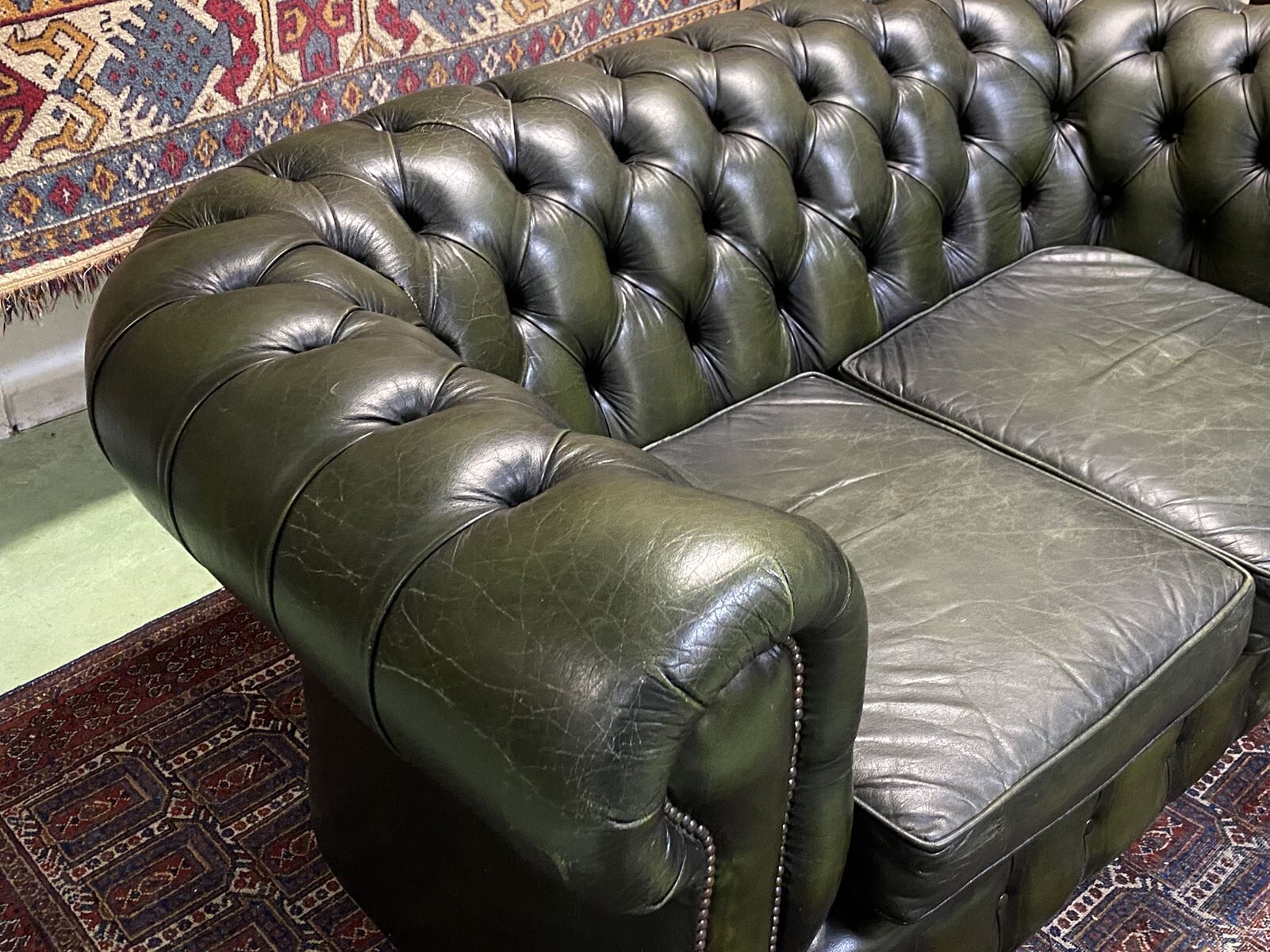 Chesterfield 2-seater green leather sofa from the 1980s