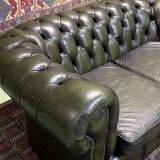 Chesterfield 2-seater green leather sofa from the 1980s